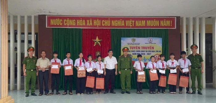 Chi Đoàn Chữa cháy và cứu nạn cứu hộ khu vực 9 trao quà cho các học sinh có hoàn cảnh khó khăn trên địa bàn đơn vị đóng quân.