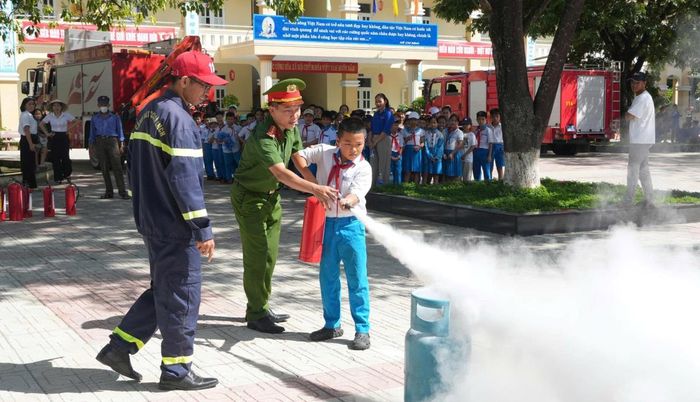 Đội Chữa cháy và Cứu nạn, cứu hộ khu vực 9 tổ chức tuyên truyền, hướng dẫn các kỹ năng PCCC và CNCH cho học sinh.