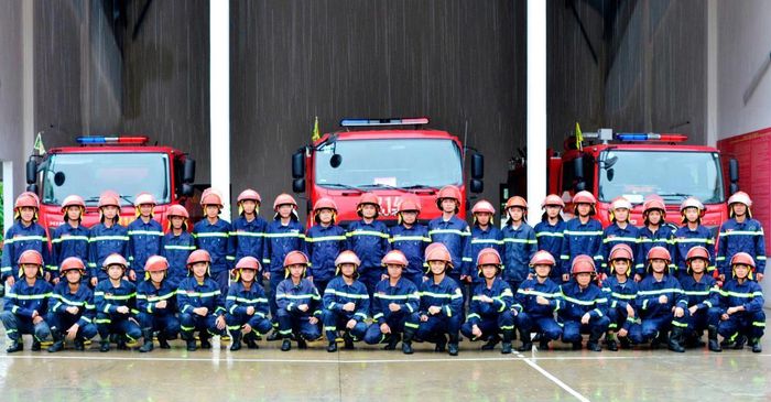 Tập thể cán bộ, chiến sĩ Đội Chữa cháy và Cứu nạn, cứu hộ khu vực 9 tiếp tục khắc ghi những hình ảnh đẹp trong lòng nhân dân.