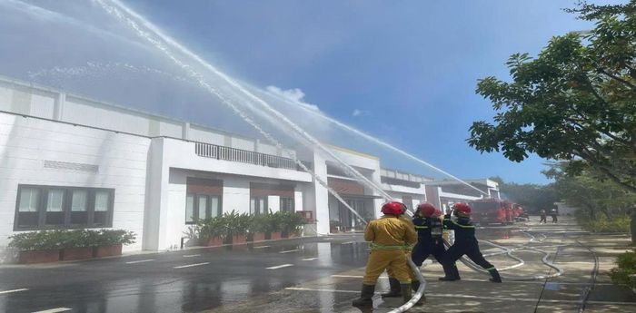 Đội Phối hợp thực tập phương án chữa cháy tại các cơ sở nguy hiểm cháy nổ trên địa bàn quản lý.