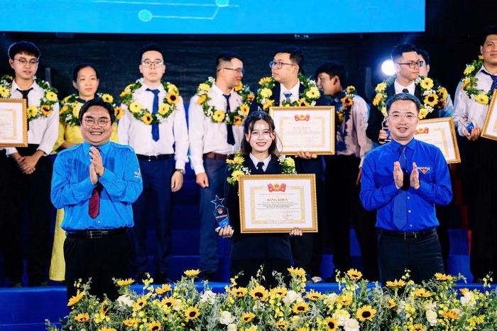 Phương Hà (giữa) có công trình, giải pháp, sản phẩm sáng tạo, sáng kiến tiêu biểu toàn quốc.
