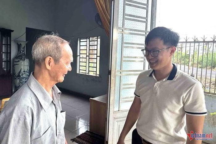 Anh Vĩ hỏi thăm sức khỏe ông Cao Văn Kiểu. Ảnh: Hải Dương
