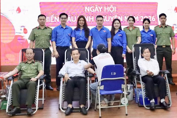 Các đại biểu tham gia hiến máu tại chương trình.
