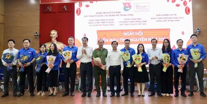 Đoàn Thanh niên Mặt trận Tổ quốc, các đoàn thể T.Ư trao Bằng khen cho tập thể và cá nhân tại chương trình.