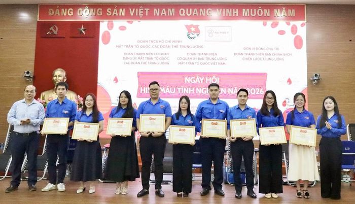 Hàng trăm người hiến máu, gửi 'món quà' đặc biệt trước Trung Thu.