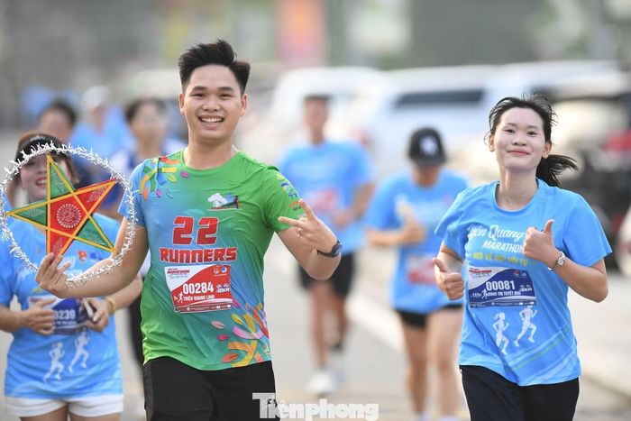 Gần 3.000 runner chạy tham gia giải chạy.