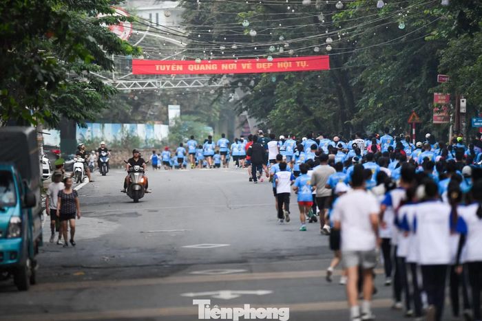 Gần 3.000 runner chạy giữa những đèn lồng Trung Thu khổng lồ.