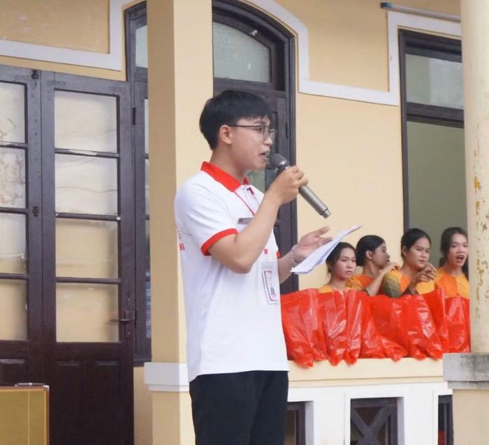 Sinh viên Hồ Văn Trung tham gia hoạt náo tại chương trình.