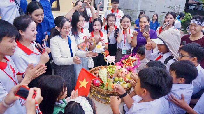 Các em thiếu nhi cùng các sinh viên vui Trung Thu, phá cỗ tại chương trình.