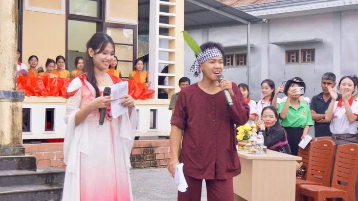 Sinh viên giao lưu, vui chơi cùng các em nhỏ trong chương trình.