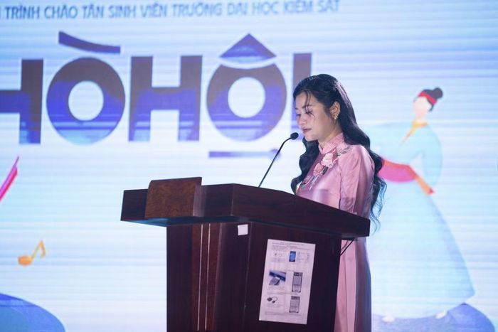 PGS.TS. Bùi Thị Hạnh – Phó Hiệu trưởng Nhà trường phát biểu tại Đêm nhạc hội Chào Tân sinh viên.