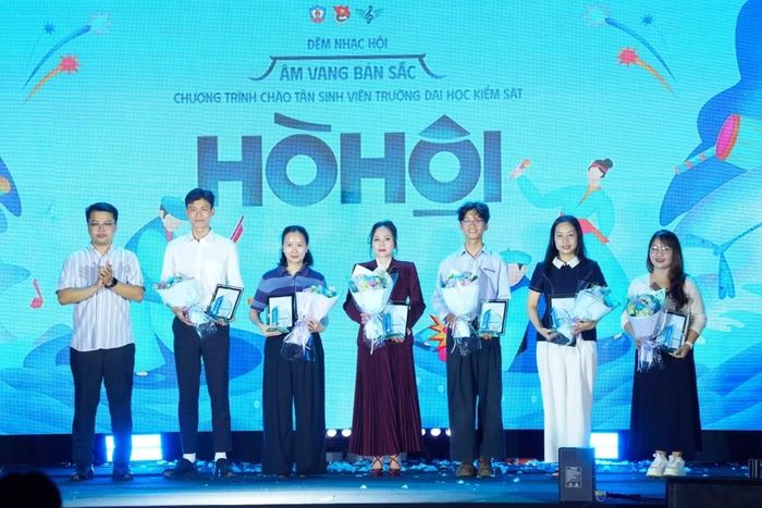 Thầy Trần Sỹ Dương - Trưởng BTC Chương trình trao tặng quà tri ân đến các Nhà tài trợ chương trình.