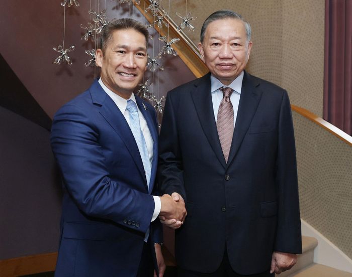 Tổng Bí thư, Chủ tịch nước Tô Lâm và Quyền Bộ trưởng Hải quân Hoa Kỳ Hùng Cao. Ảnh: TTXVN