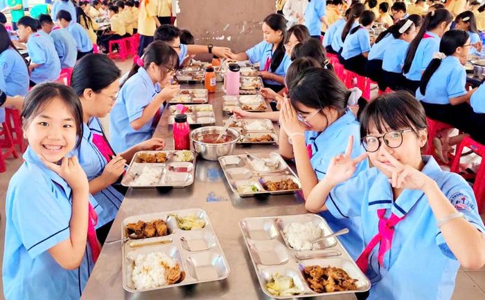  Học sinh Trường THCS Hồ Văn Long (phường Bình Tân) trở lại ăn bán trú từ ngày 18-9 sau 3 ngày tạm ngưng do bữa ăn kém chất lượng. Ảnh: THU TÂM 