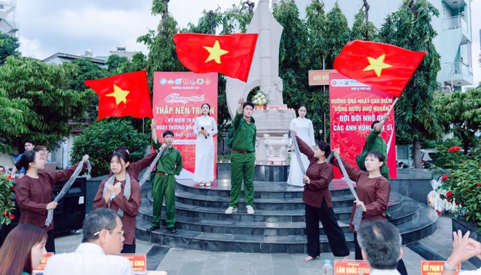 Chương trình “Thắp nến tri ân” tại Bia ghi công “Mặt trận cầu Thị Nghè” do Ủy ban MTTQ Việt Nam phường Thạnh Mỹ Tây (TPHCM) tổ chức. Ảnh: Đoàn Thanh niên phường Thạnh Mỹ Tây