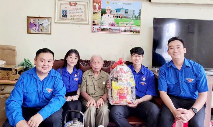 Đoàn thanh niên phường Chợ Lớn (TPHCM) thăm hỏi ông Nguyễn Văn Chuyên, người hoạt động kháng chiến bị nhiễm chất độc hóa học. Ảnh: Thu Hoài