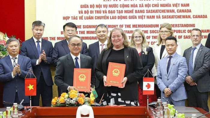 Lễ ký kết bản ghi nhớ giữa Bộ Nội vụ Việt Nam và chính quyền bang Saskatchewan (Canada) hợp tác về di chuyển lao động. Ảnh: Đại sứ quán Canada tại Việt Nam cung cấp