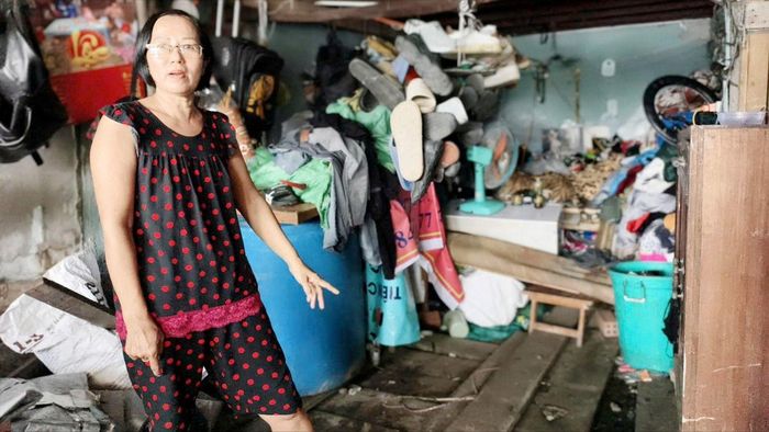 Bà Dương Thị Bích Liên (phường Chánh Hưng, TPHCM) trong căn nhà đang xuống cấp ven bờ Kênh Đôi. Ảnh: NGUYỄN TÂN