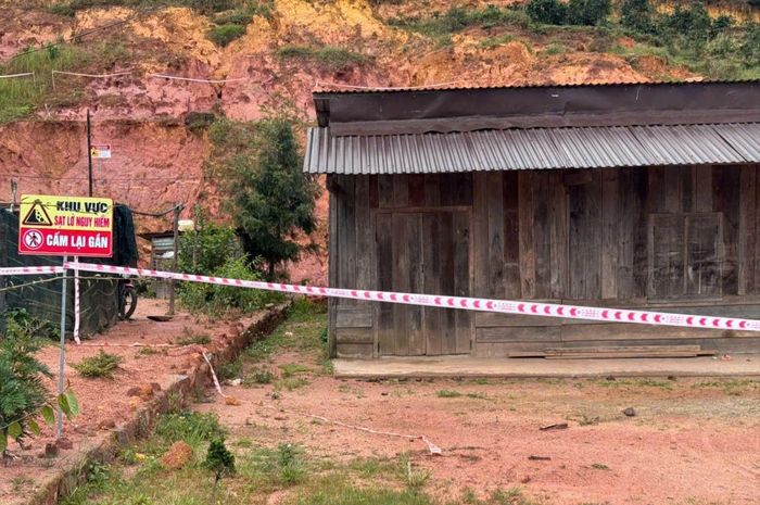 Địa phương cắm bảng cảnh báo nguy cơ sạt lở tại khu dân cư K’Nớ 5, xã Đam Rông 4, tỉnh Lâm Đồng