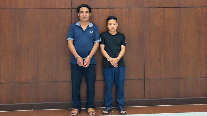 Ngô Sĩ Mạnh, Hồ Sĩ Hải (từ trái qua) tại cơ quan điều tra. Ảnh: CATP