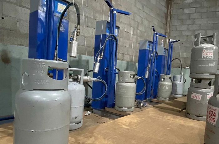 Hệ thống sang chiết gas giả quy mô lớn bị phát hiện. Ảnh: CATP