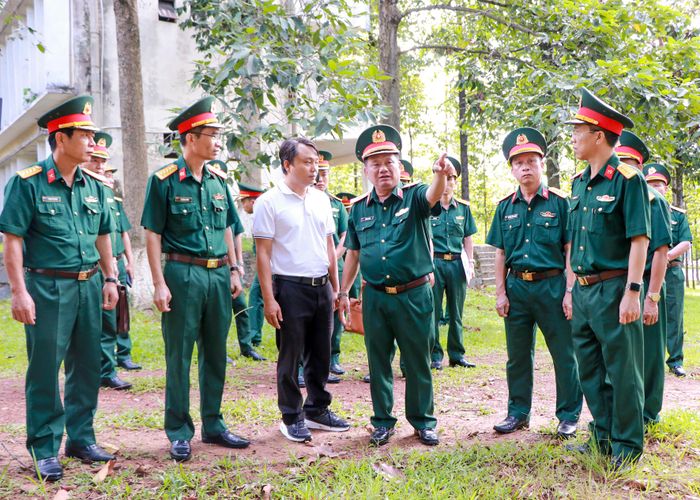 Thiếu tướng Trần Chí Tâm, Phó Chính ủy Quân khu 7, Trưởng Ban Chỉ đạo 515 Quân khu 7 cùng các cơ quan, đơn vị khảo sát thực địa khu vực nghi có mộ liệt sĩ tại Trường Sĩ quan Công Binh, phường Thủ Dầu Một. Ảnh: Quân khu 7