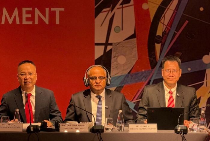 Ông Shantanu Chakraborty, Giám đốc Quốc gia ADB tại Việt Nam (giữa) chủ trì cuộc họp báo. Ảnh: LƯU THỦY