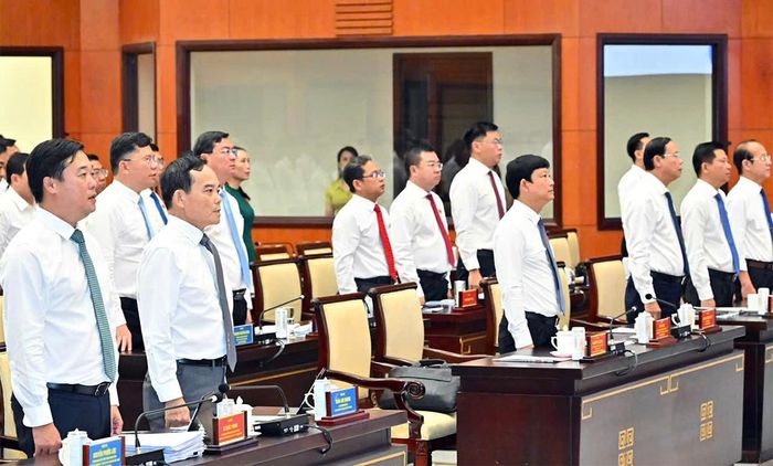  Các đại biểu thực hiện nghi thức chào cờ trước khi khai mạc kỳ họp. Ảnh: VIỆT DŨNG 