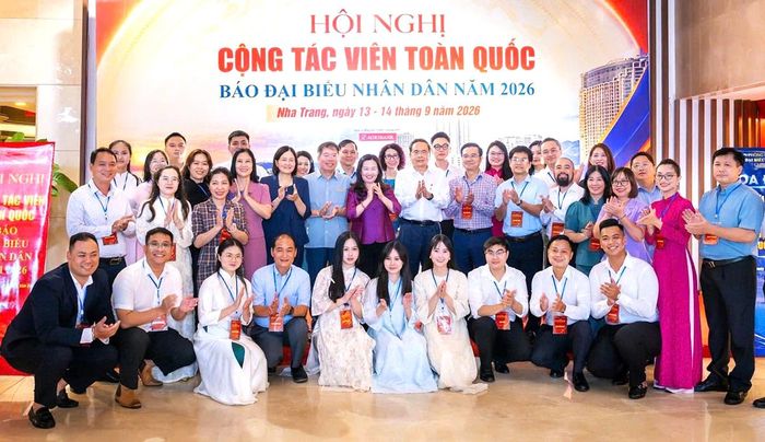  Các đại biểu chụp hình lưu niệm tại hội nghị. Ảnh: TIẾN THẮNG 