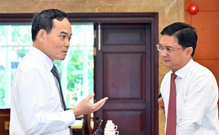  Bí thư Thành ủy TPHCM Trần Lưu Quang trao đổi cùng Phó Chủ tịch UBND TPHCM Nguyễn Mạnh Cường tại kỳ họp. Ảnh: VIỆT DŨNG 