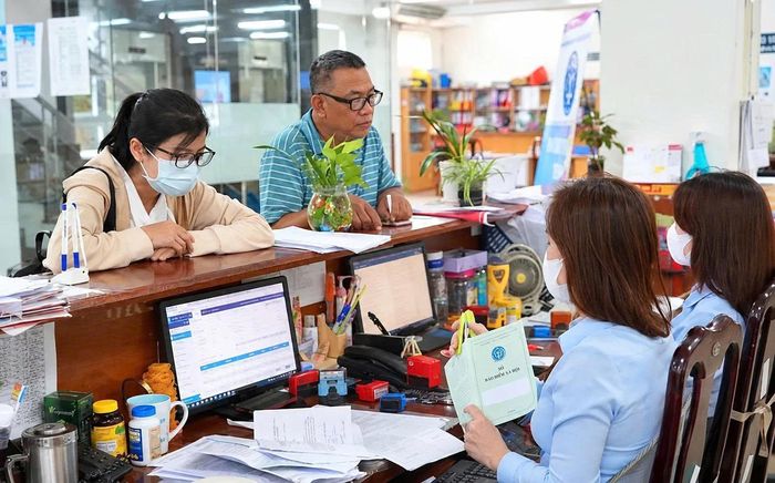 Người dân làm thủ tục liên quan đến BHXH. Ảnh: BHXH TP Hà Nội