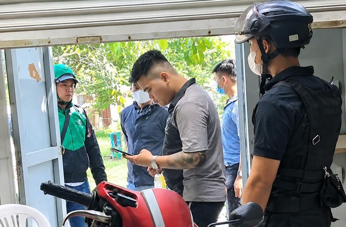 Nhóm người tìm tới nhà anh A. để đập phá, gây áp lực để nạn nhân phải rời nhà. Ảnh: CA