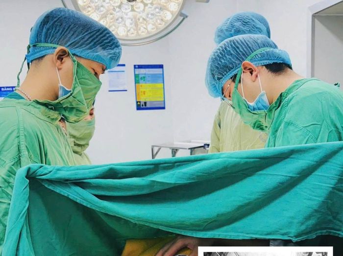  Ê-kíp bác sĩ thực hiện mổ lấy thai cho sản phụ người Maroc. Ảnh: Bệnh viện cung cấp 