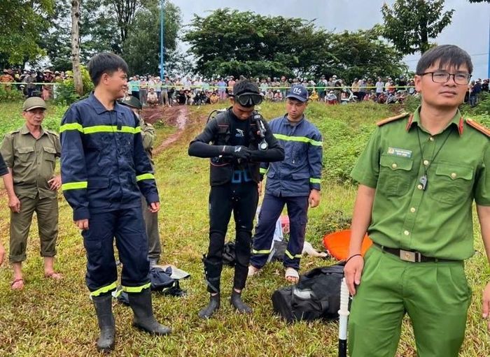 Lực lượng chức năng triển khai tìm kiếm cứu nạn, cứu hộ nạn nhân nghi mất tích. Ảnh: CA TPĐN