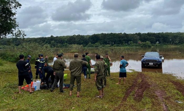Lực lượng chức năng triển khai nhiệm vụ tìm kiếm cứu nạn, cứu hộ nạn nhân nghi mất tích. Ảnh: CA TPĐN