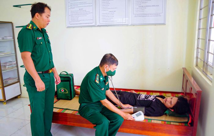  Cán bộ Quân y Đồn Biên phòng Trung Bình thăm khám sức khỏe cho ngư dân 