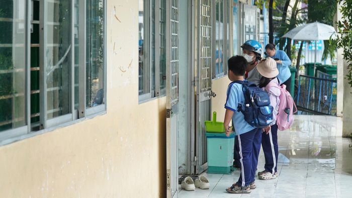 Học sinh Trường Tiểu học Bình Triệu (phường Hiệp Bình, TPHCM) chưa thể vào học do nước ngập