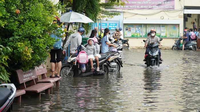 Nước ngập sâu từ khu vực cổng Trường Tiểu học Bình Triệu (phường Hiệp Bình, TPHCM)
