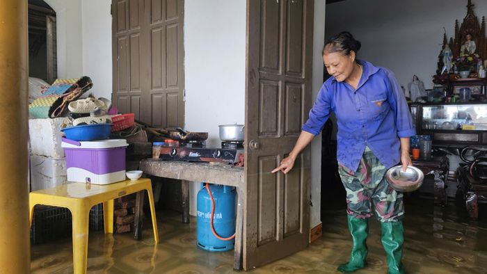  Nhiều ngày qua nhà bà Phạm Thị Lài (59 tuổi, thôn Mỹ Tiến, xã Trần Phú) bị nước tràn vào 