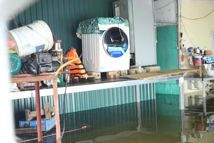  Nước ngập ảnh hưởng trực tiếp đến hoạt động buôn bán và sinh hoạt của người dân. 