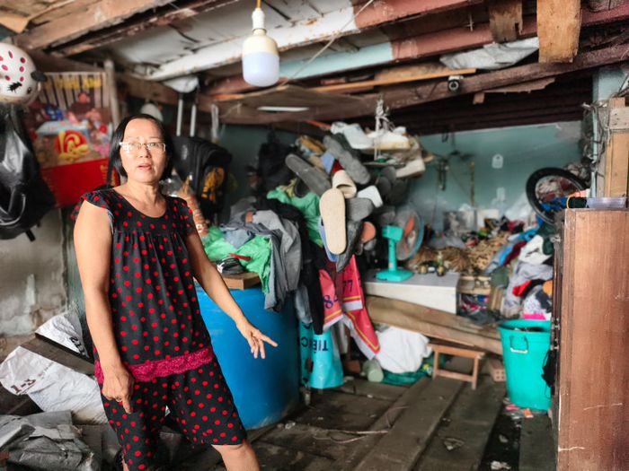 Chị Dương Thị Bích Liên (hẻm 1280/56 đường Phạm Thế Hiển, phường Chánh Hưng) cho biết, căn nhà sát bờ kè hư hỏng nặng, mỗi mùa mưa lũ đều ngập nước. Ảnh: NGUYỄN TÂN
