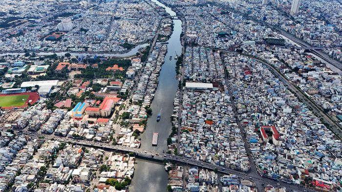 Kênh Đôi đoạn qua cầu Hiệp Ân 1 có nhiều dãy nhà nằm sát bờ kênh. Ảnh: MẠNH THẮNG