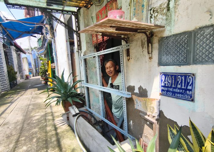 Căn nhà của ông Nguyễn Văn Tuấn (62 tuổi, ngụ hẻm 2491/21 đường Phạm Thế Hiển, phường Bình Đông, TPHCM) không được cải tạo, sửa chữa nhiều năm qua. Ảnh: NGUYỄN TÂN
