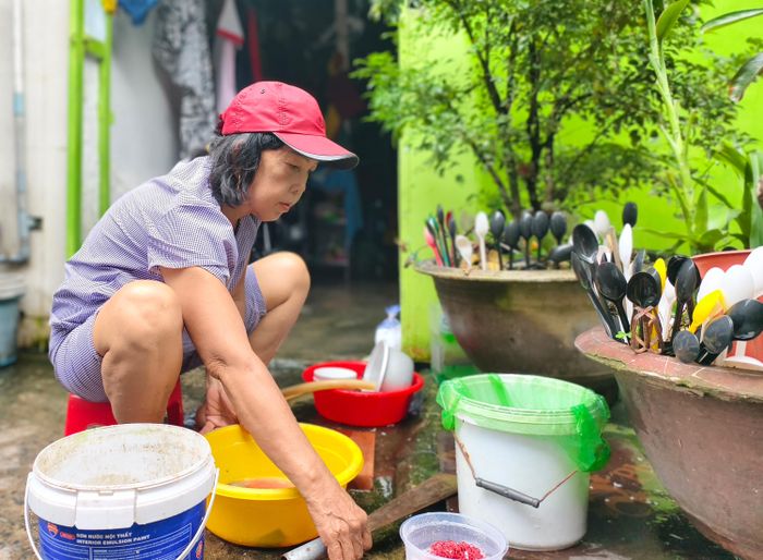 Bà Huỳnh Thị Tiết Tháo cho biết, gia đình có đông thành viên nên việc tìm nơi ở mới phù hợp là mối quan tâm lớn. Ảnh: NGUYỄN TÂN