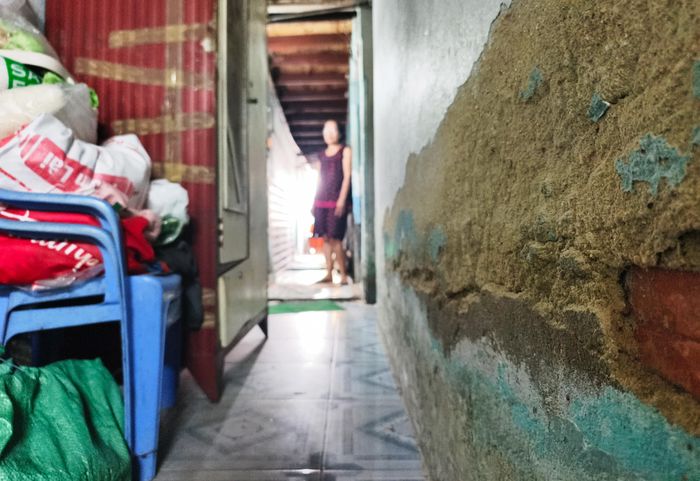 Vách tường căn nhà ven kênh Đôi đã hư mục do ngấm nước. Ảnh: NGUYỄN TÂN