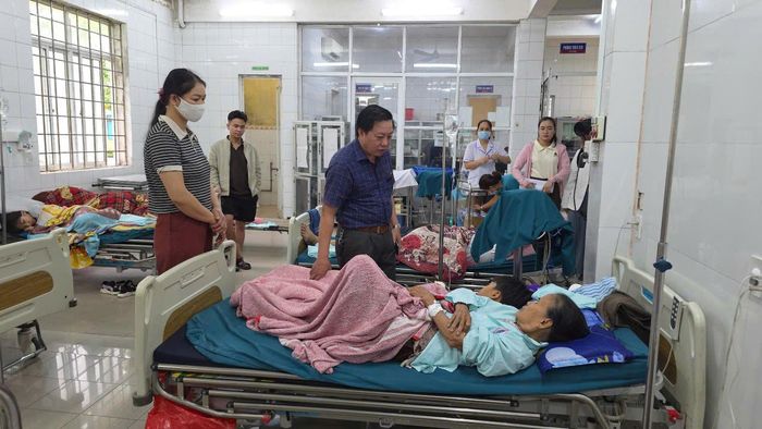 Bệnh viện Đa khoa khu vực Cam Lộ tiếp nhận và điều trị cho 42 người dân bị ngộ độc thực phẩm sau khi ăn bánh mì