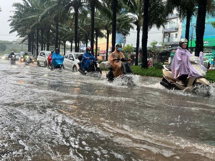  Nhiều tuyến đường trên địa bàn phường Tân Hưng và xã Bình Hưng, TPHCM mưa khoảng 15 phút nước ngập nữa bánh xe gắn máy,. Ảnh: QUỐC HÙNG 