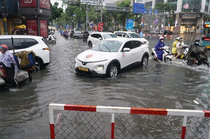  Nước dâng cao ở giao lộ Lê Lợi - Hàm Nghi. Ảnh: KIÊN CƯỜNG 