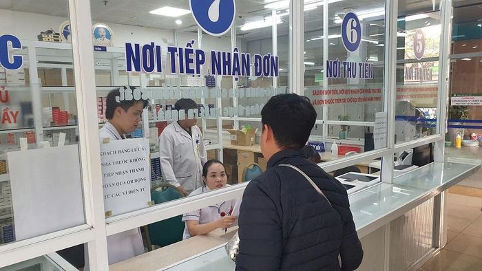  Người dân mua thuốc tại nhà thuốc bệnh viện. Ảnh minh họa 