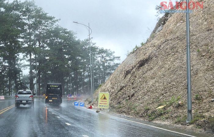  Biển cảnh báo đặt tại khu vực có nguy cơ sạt lở. Ảnh: ĐOÀN KIÊN 